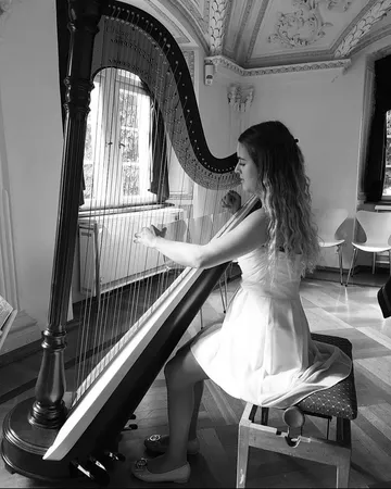 Jaqueline Lemke spielt Harfe